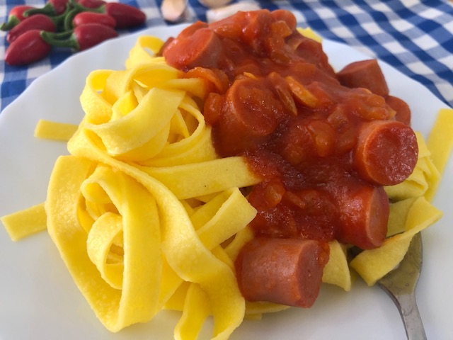 Tagliatelle en salsa con salchichas