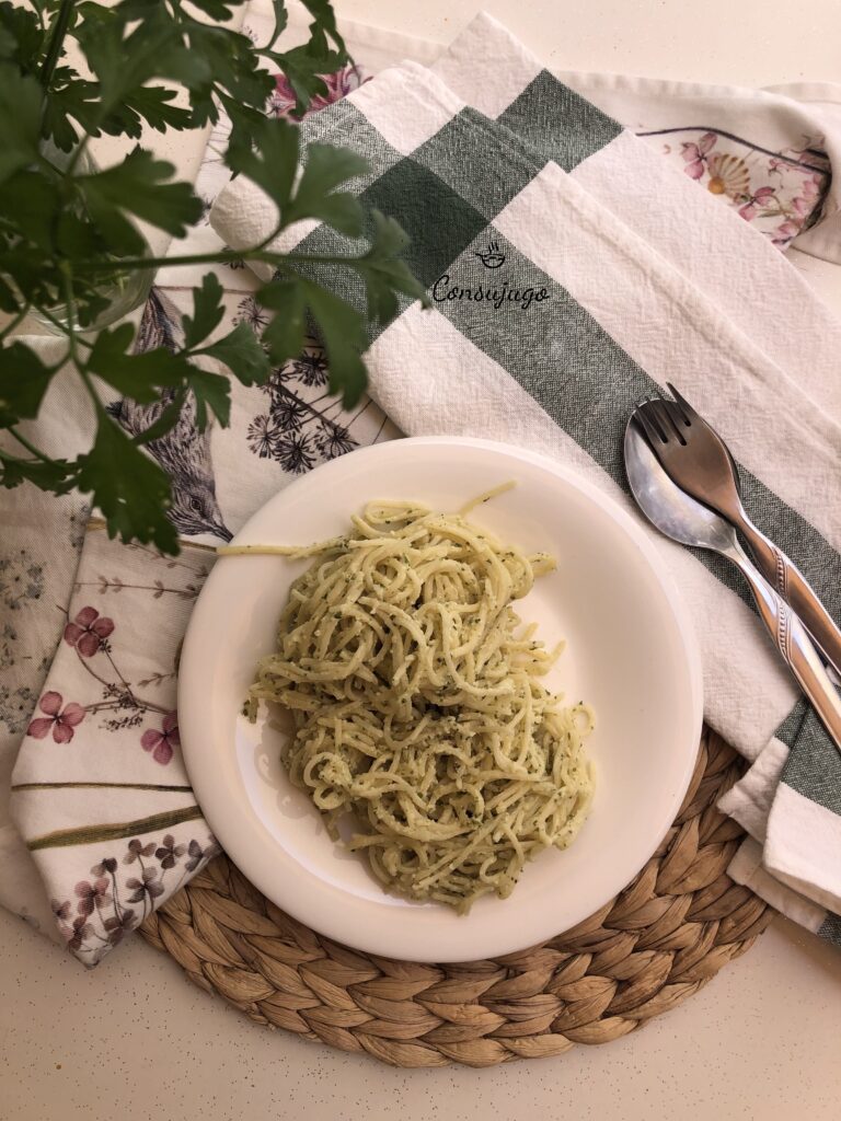 Spaguettis con salsa de cilantro