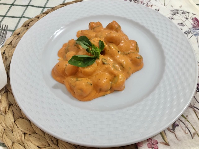 Ñoquis con salsa cremosa de tomate y queso