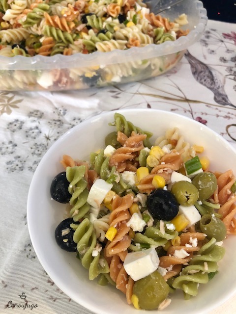 Ensalada de pasta con pimientos y aceitunas