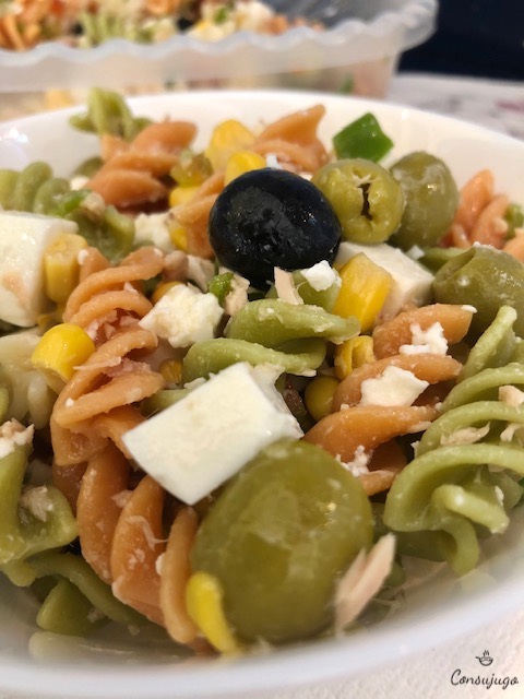 Ensalada de pasta con pimientos y aceitunas