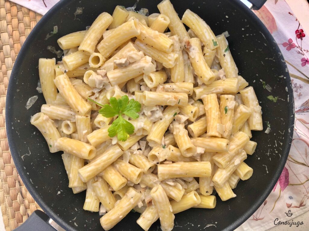 Macarrones con pollo y leche de coco