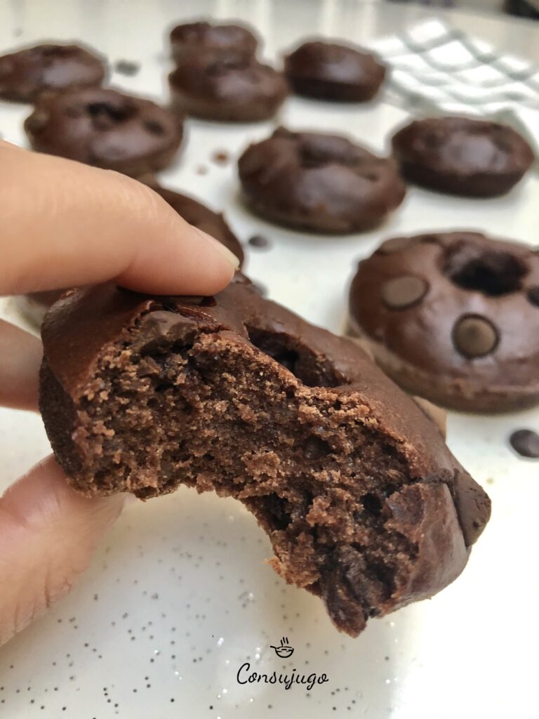 Donuts de chocolate y plátano saludable